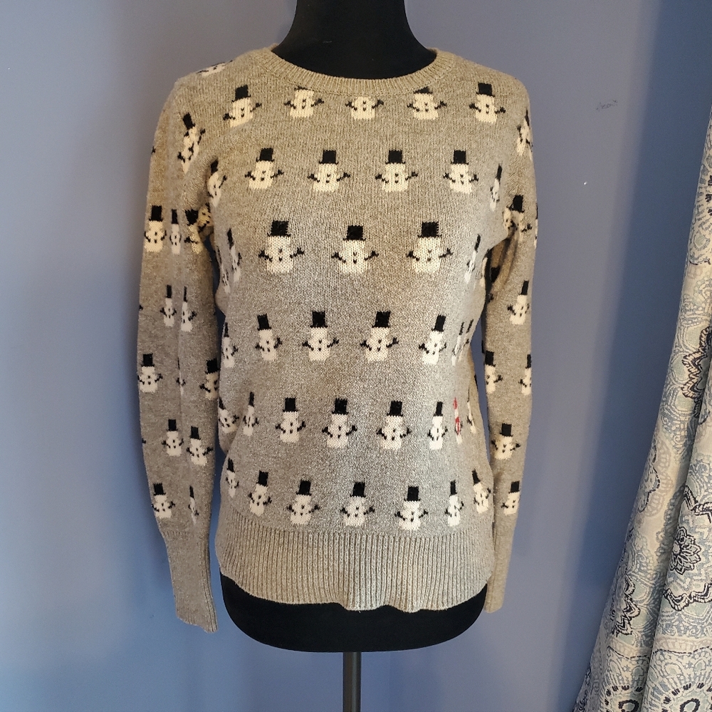 Gray Sweater with Snowman Pattern ⛄️